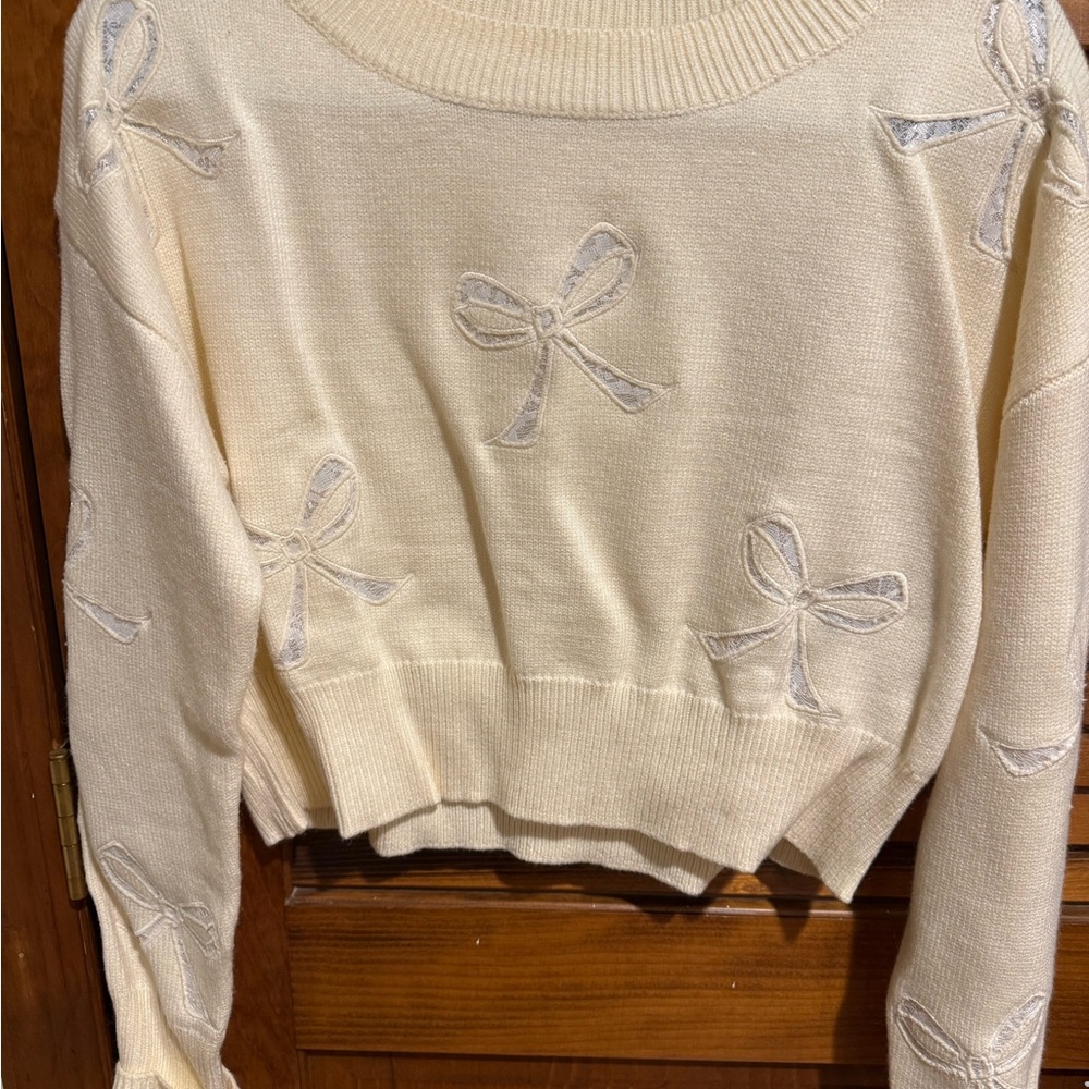 Altar'd State‎ Cream Bow Appliqué Scoop Neck cropped Sweater